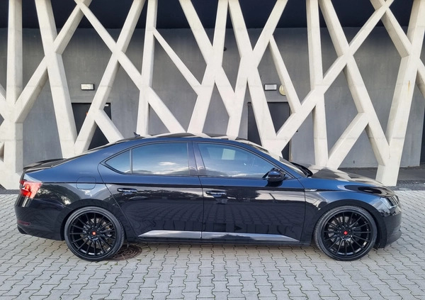 Skoda Superb cena 150000 przebieg: 85000, rok produkcji 2019 z Koprzywnica małe 562
